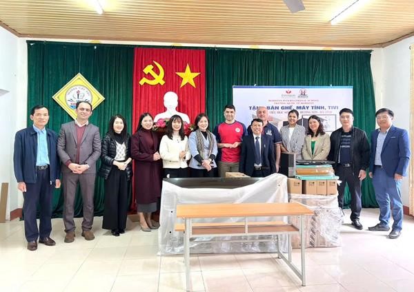 Trường tiểu học Sơn Lâm tiếp nhận tài trợ từ Trường quốc tế Horizon (Hà Nội). 